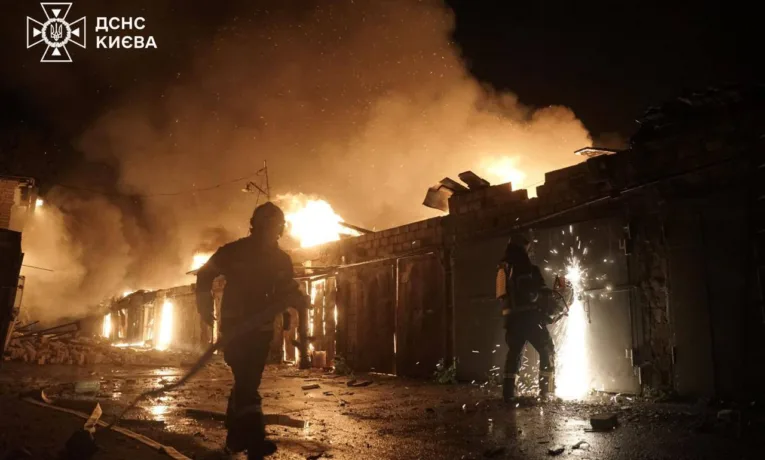 Київ у вогні: Росія уночі завдала комбінованого удару по столиці, є жертви