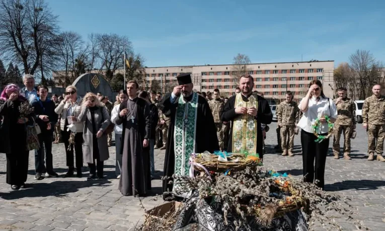 У Вербну неділю на могили полеглих воїнів на Личаківському цвинтарі принесли галузки освяченої лози (фото)