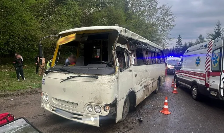На Львівщині внаслідок зіткнення вантажівки з рейсовим автобусом загинула 12-річна дівчинка
