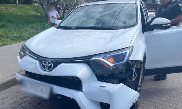 У Львові в жінки, яка в’їхала в огорожу, виявили перевищення алкоголю у понад 16 разів