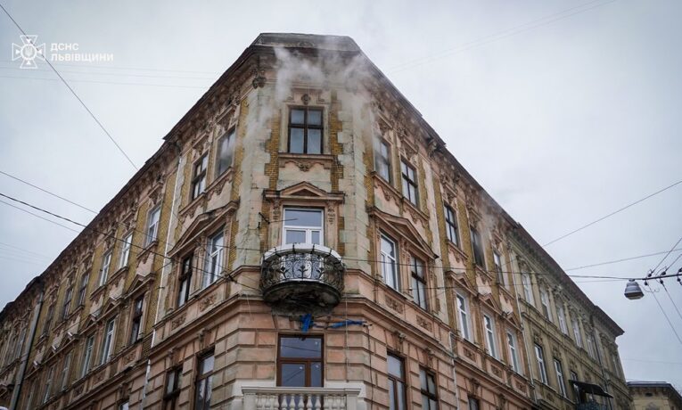 Через пожежу в історичній будівлі у Львові постраждали двоє людей