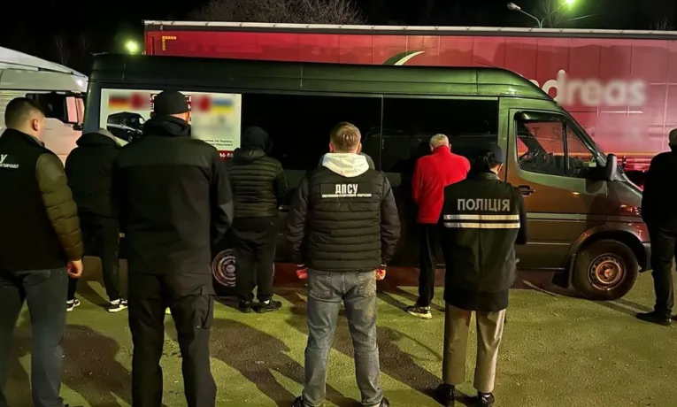 На Львівщині двох буковинців підозрюють у незаконному переправленні людей за кордон