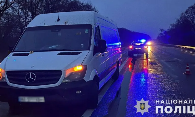 Унаслідок наїзду мікроавтобуса травмувався 73-річний пішохід