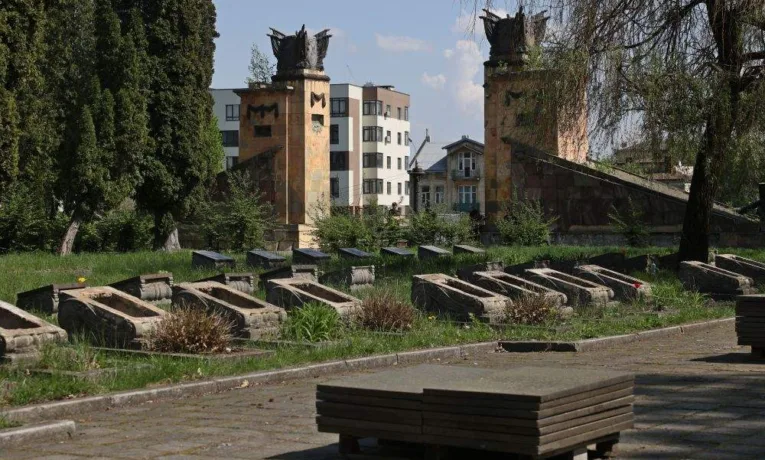 У Львові почали ексгумацію Путіна і Кузнєцова на Пагорбі Слави