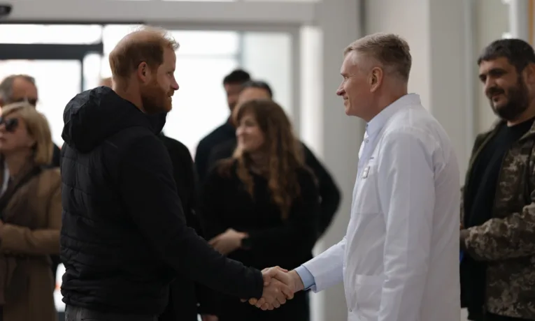 Британський принц Гаррі відвідав клініку Superhumans у Львові