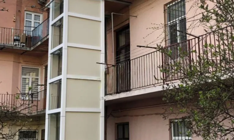 У Львові мешканці будинку встановили зовнішній ліфт для маломобільного сусіда