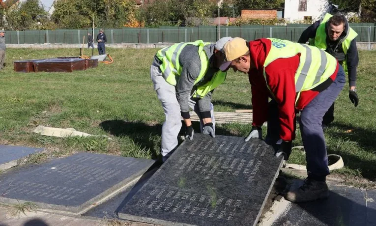 У Львові перепоховали людські останки ексгумовані під час досліджень на Марсовому полі