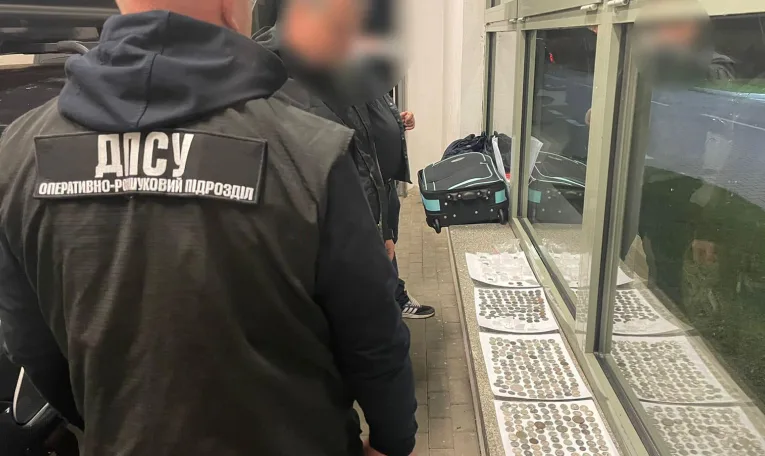 На Львівщині священника, який намагався перевезти через кордон старовинні монети, оштрафували