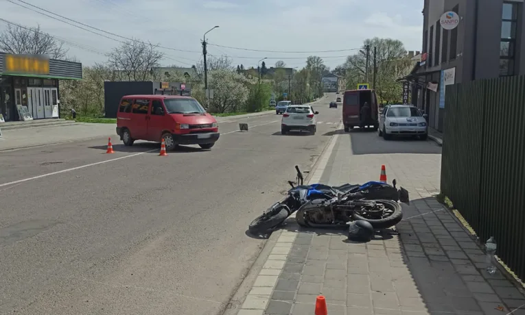 У Дрогобичі внаслідок зіткнення з мікроавтобусом травмований мотоцикліст
