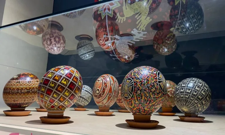 У Львові в Національному музеї імені Андрея Шептицького відкрили виставку авторських писанок Галини Сиротюк
