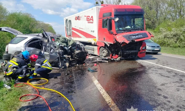 На Львівщині позашляховик зіткнувся з вантажівкою, троє загиблих