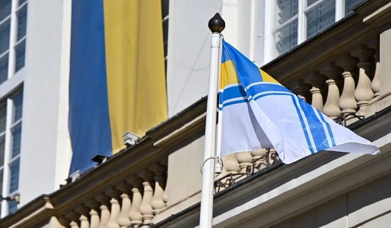 У Львові захисник Маріуполя підняв Військово-морський прапор ЗСУ