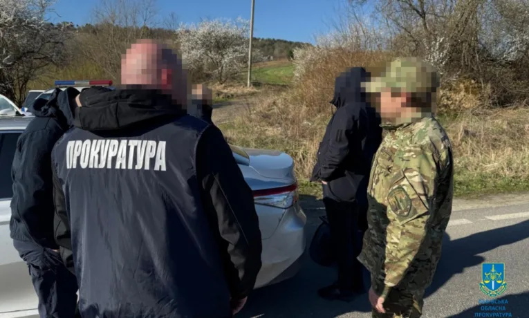 На Львівщині під час отримання $1500 хабаря затримали митника