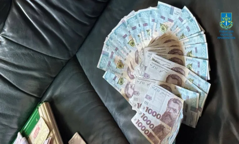 Двох інспекторів Львівської митниці підозрюють в організації корупційної схеми