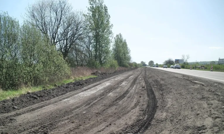 На Львівщині почали підготовку до ремонту на трасі Львів — Рава-Руська