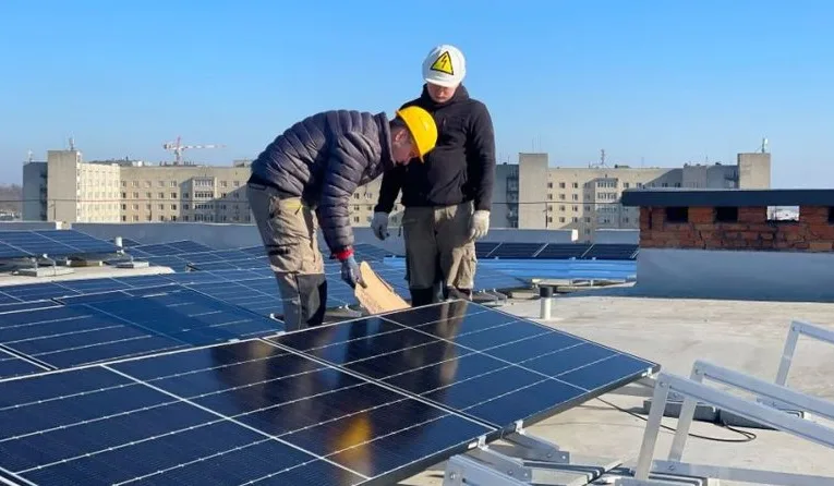 У Львові в трьох медзакладах та ліцеї встановлять сонячні панелі