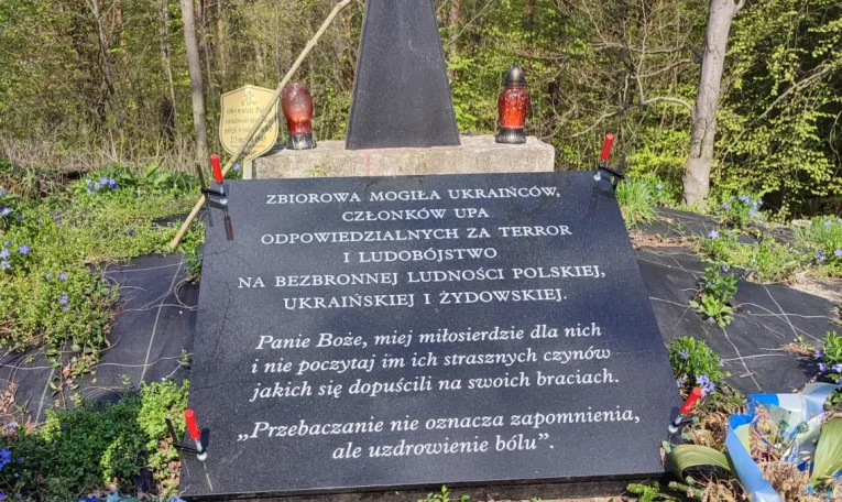 Мінкульт відреагував на встановлення провокативної плити на могилі воїнів УПА у Польщі