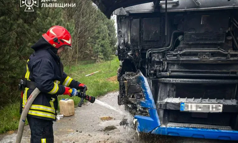 На Львівщині під час руху загорілася вантажівка