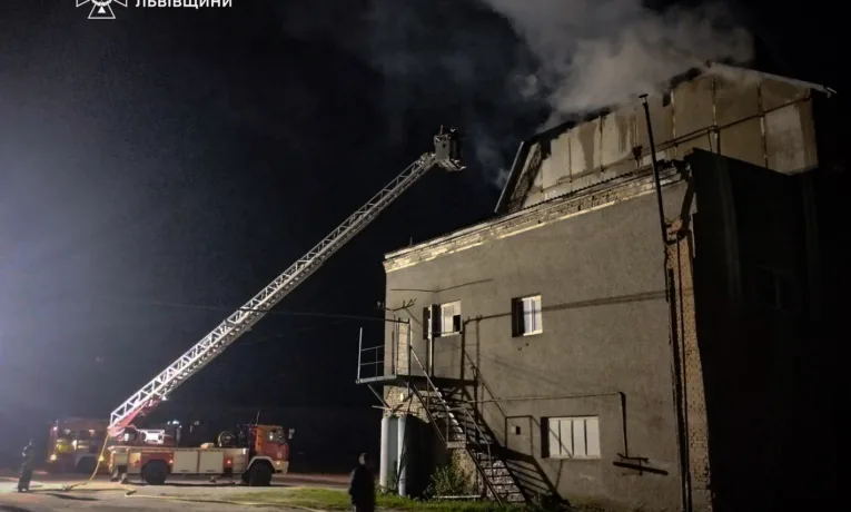 У Золочеві рятувальники приборкали пожежу в триповерховій будівлі