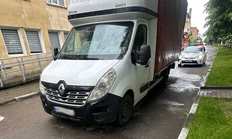 На Львівщині під колеса вантажівки потрапила літня жінка