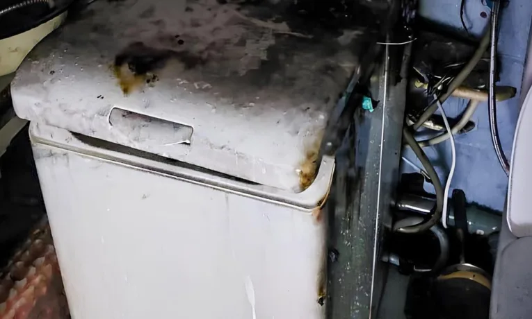 У Львові 78-річний чоловік отримав опіки через займання пральної машинки