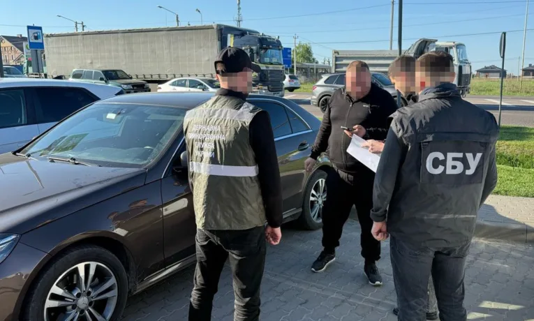 Правоохоронці Львівщини викрили організовану злочинну групу, яка налагодила контрабанду автомобілів під виглядом гумдопомоги
