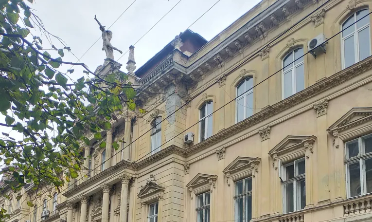 Будинок з Меркурієм в центрі Львова виставили на продаж за 50 млн грн