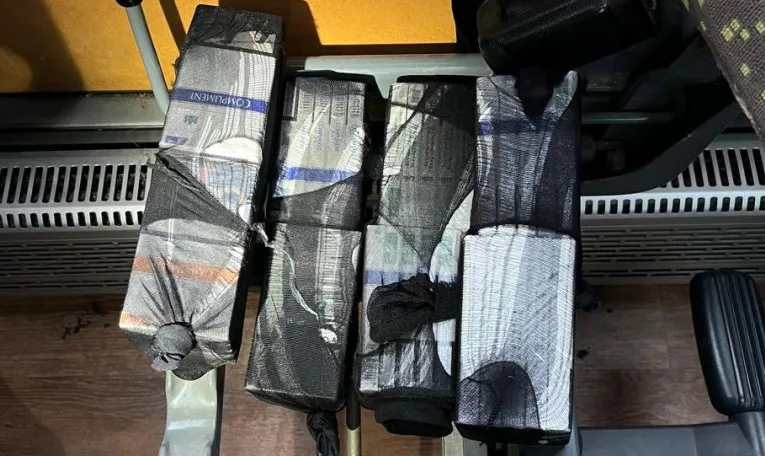 У рейсовому автобусі львівські прикордонники знайшли контрабанду сигарет у панчохах