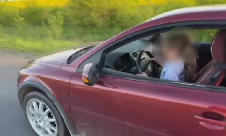 На Львівщині оштрафували 28-річного чоловіка, який посадив зв кермо малолітню дитину