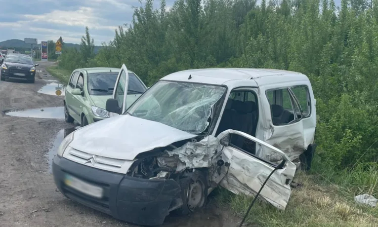 Унаслідок ДТП у Львівському районі травмований водій легковика