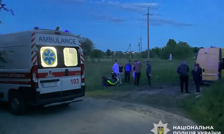 На Львівщині 17-річний юнак збив 13-річних дівчаток на мопеді