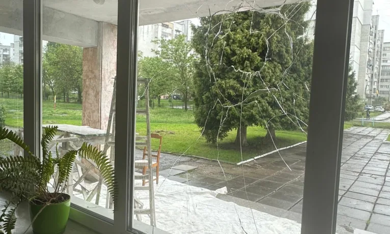 На Львівшині чоловік вчинив погром у місцевій гімназії