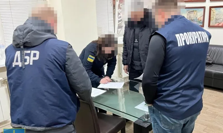 Інспектору Львівської митниці, яку раніше затримали під час переправлення ухилянтів за кордон, підозрюють ще й у махінаціях на майже 3 млн грн