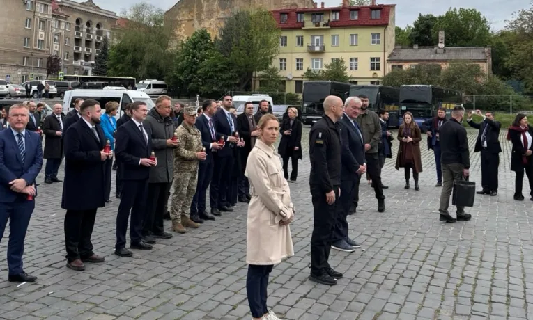 Глави МЗС Євросоюзу приїхали до Львова і вшанували полеглих українських воїнів