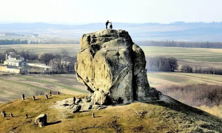 Про «поганське капище на скелях» у Підкамені біля Бродів на Львівщині