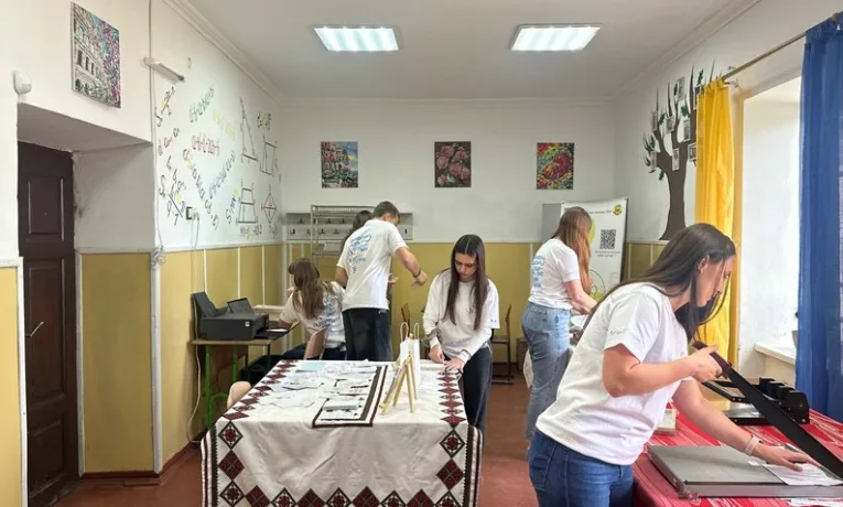 Створюють канцелярію з насінням квітів: як львівські школярі переробляють російськомовні книжки