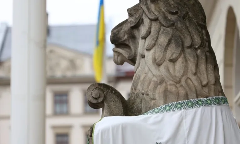 Левів біля львівської Ратуші одягнули у вишиванки