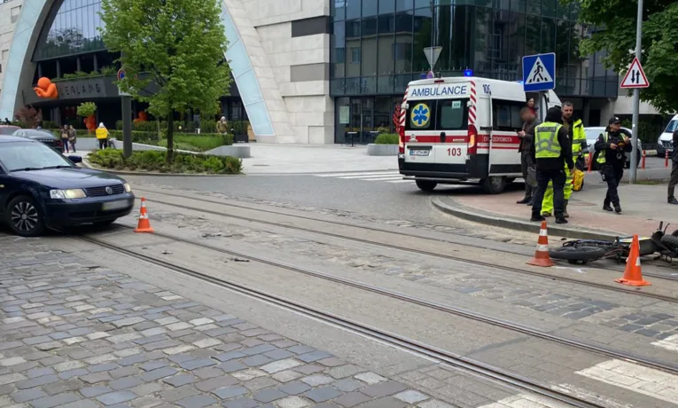 У Львові внаслідок зіткнення з автомобілем травмувався водій електровелосипеда