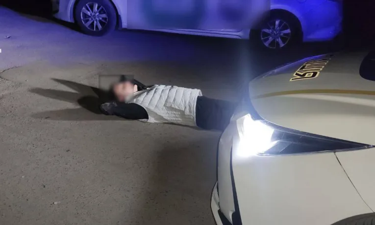 Не міг стояти на ногах через алкоголь: таксист у львові вчинив аварію та ліг біля авто патрульних