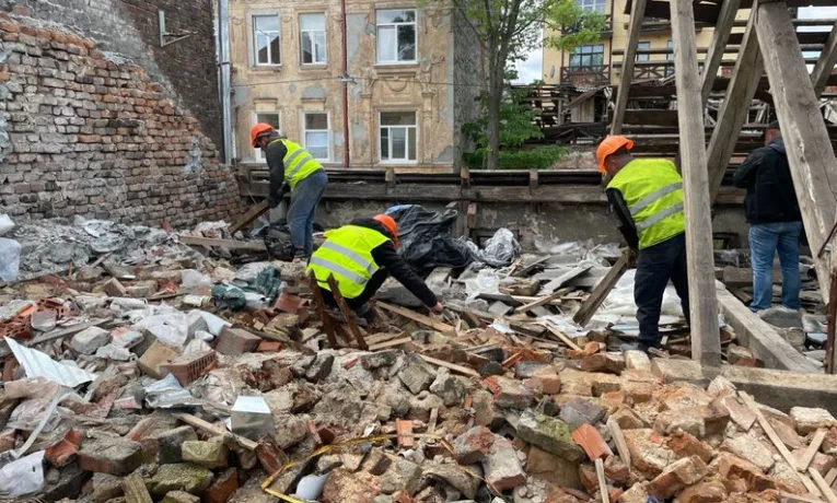У Львові демонтують чотири будинки на вулиці Міхновських, які зрунувала російська ракета