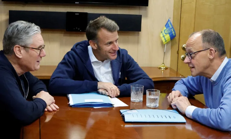 Клопотенко пригощав Мерца, Макрона, Туска та Стармера львівськими сирниками і буковинською начинкою у потязі до України