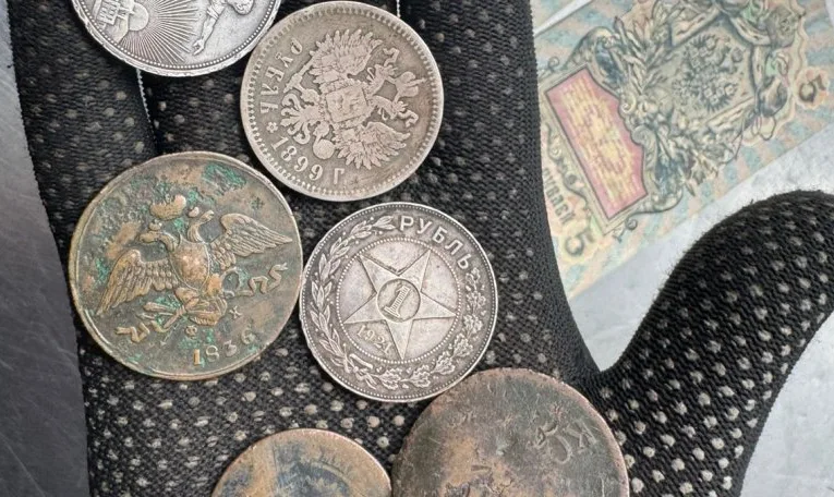 На Львівщині жінка хотіла перевезти через кордон російські монети