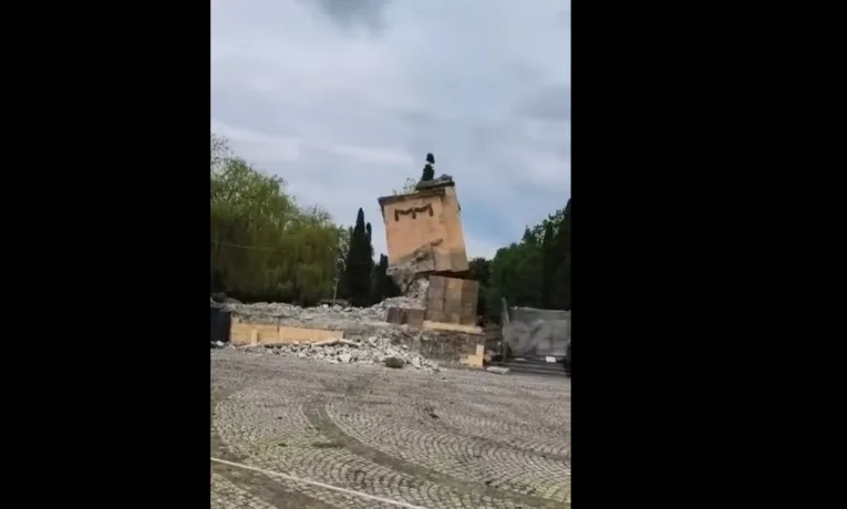 У Львові завалили радянський “Пагорб слави” на Личаківському кладовищі