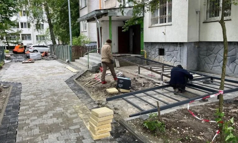 У Львові встановлюють пандуси до двох будинків, де живуть люди з інвалідністю