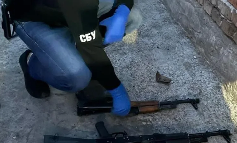 На Львівщині ​СБУ і Нацпол затримали ділків, які намагалися продати “трофейні” зброю і боєприпаси