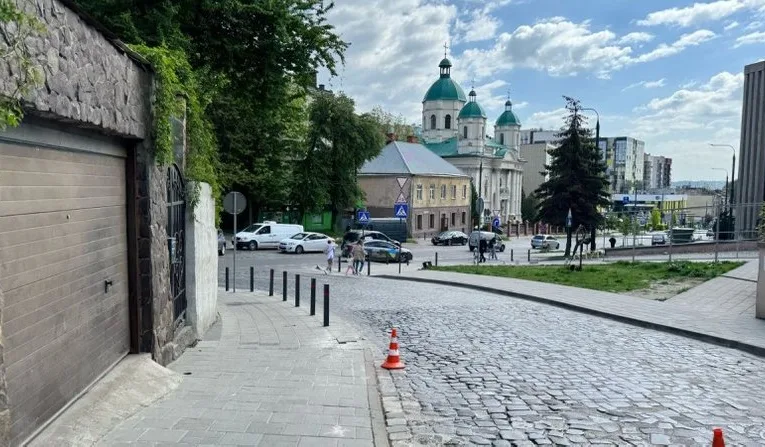 У Львові 25-річний водій наїхав на пішохідку на тротуарі