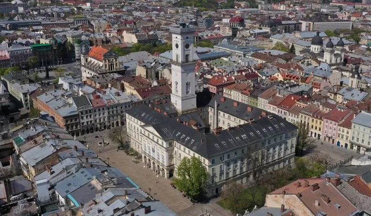 У Львові з 2 по 4 травня на оглядовий майданчик Ратуші можна буде потрапити за донат на відбудову музею Шухевича