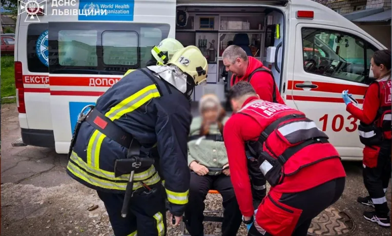 Рятувальники на Львівщині визволили із замкненої квартири пенсіонерку, яка потребувала медичної допомоги