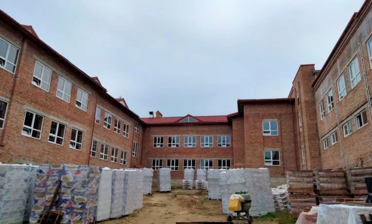 Суд скасував передачу землі під забудову території колишньої школи у Брюховичах