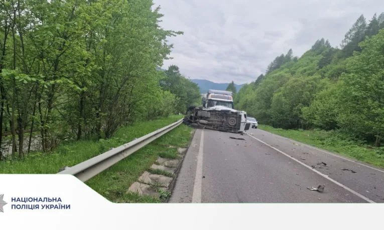 У Сколе внаслідок зіткнення з вантажівками загинув водій мікроавтобуса